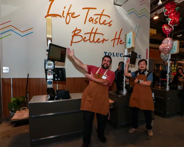 Gelson's team members at the front registers