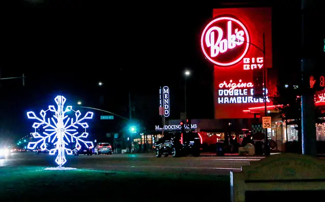 Holiday lights on Riverside Drive near Bob's Big Boy